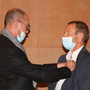 M. Philippe Bertein décoré par M. Jean-François Batlle