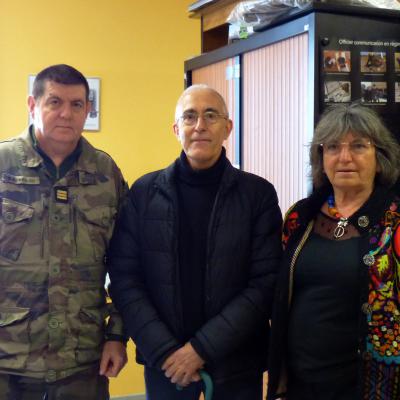 Remise d'une médaille de l'AMOPA et d'un tableau souvenir au 3è RPIMa